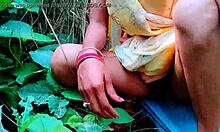 Indische Frauen genießen die Natur mit ihren natürlichen Brüsten
