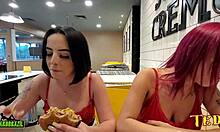 Der tätowierte Engel Duda Pimentinha und andere neue Mädchen bereiten sich auf Sex in einem McDonalds-Laden vor