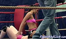 근육 튼튼 한 여자 들 이 권투 링 에서 지배 하고 씨름 한다
