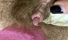 Extrémny detail veľkej mačičky klitorisu, ktorá sa trie a strieka