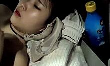 Una adolescente asiática regordeta se llena de una gran polla en un autobús