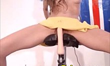 Una ragazza adolescente usa un dildo in bicicletta per piacere sensuale