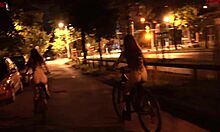 Une jeune adolescente amateur fait du vélo nu dans les rues de la ville - Dollscult