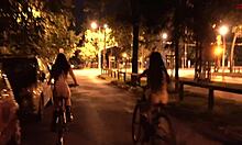 少女が裸で公共の場で自転車に乗る - ドールスクルト