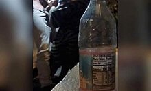 Una mujer hace una mordaza en un video porno casero de Gaktrizzys usando una botella