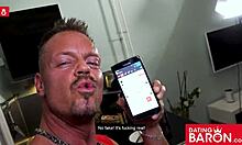 Sidney Dark, německá gotická milfka, si před horkým sexuálním rande na datingbaron.com prsty oholenou vagínu