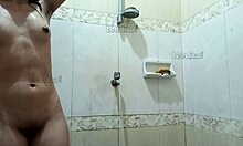 フィリピンのアマチュア少女がシャワーを浴びる