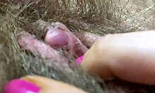 Extreme close-up van een wilde amateurs enorme clitoris in het bos