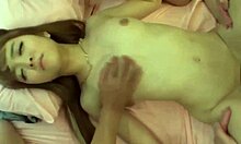 Toshima-ku Reina'dan bir Japon bebeği vahşi grup seksinde dört erkekle uğraşıyor