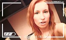 Schlankes rothaariges mädchen zieht sich aus und neckt für die webcam