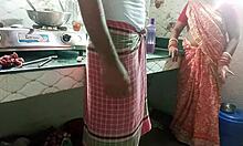 인도 부부는 요리를 하고 있던 하녀와 함께  포르노를 즐긴다