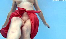 אמילי רוס, MILF סקסית, מתפשטת מתחת למים