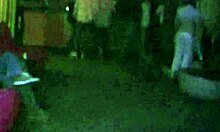 Una studentessa eccitata fa un pompino e viene scopata in pubblico durante una festa