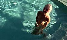 Una joven rubia recibe una anillada de su tío adoptivo junto a la piscina