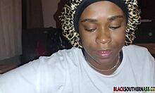 O femeie amatoare face prima ei masturbare unui bărbat negru