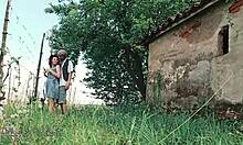 Amatérský pár se vzruší na venkově a užívají si divokého šukání a hluboké hrdlo