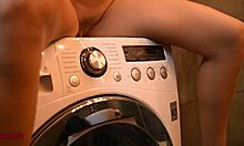 Een tiener met grote borsten bereikt een intens orgasme met een trillende wasmachine