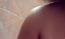 Domáce porno video s nadržanou Filipina, ktorá má sex v kúpeľni