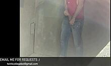 Catturato dalla telecamera: i ragazzi del college gay si masturbano in pubblico per la prima volta in un parcheggio