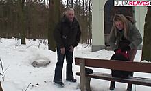 Una mujer amateur gime de placer mientras se erecta en la nieve
