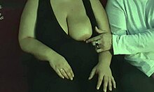 Amatør vakre fet kvinne får sine store bryster gnidd av en fremmed i voksen teater