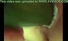 Косава аматерка користи краставицу док прсти своју вагину