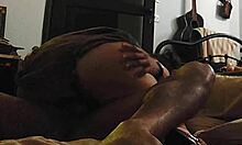 Rose, une salope française amateur en satin, reçoit une pipe et un léchage anal en position de chien