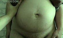 Madrastra engañosa muestra sus grandes pechos y vientre embarazada a su hijastro en un video casero