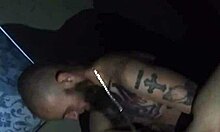 Жена са тетоважама се покорава свом мужу у врућем видеу