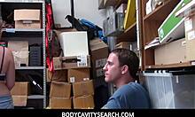 Een jonge dief met een kaal lichaam wordt vastgelegd in een winkeldiefstalvideo