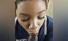Amatör eben kız asansörde derin bir boğazdan oral seks yaparken yakalanmamak için çalışıyor