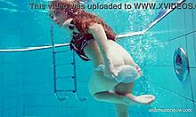 Nina Mohnatka, mladá dívka, předvádí své velké prsa a sexy zadek v bazénu