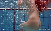 Nina Mohnatka, en tonåring, visar upp sina stora bröst och heta rumpa i poolen