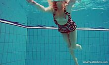 青少年妮娜·莫纳塔卡 (Nina Mohnatka) 在游泳池里耀她的巨乳和的股