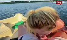 Brystete blonde Barbie Brilliant nyter en båttur og får fire orgasmer i sin skitne hobby
