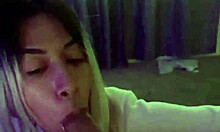 En smal mexikansk tjej visar upp sina deepthroat-färdigheter