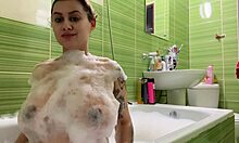 En gravid teenager med store bryster og sexet røv tager et bad