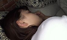 HD 비디오에서 가장 섹시한 일본 여인이 기차에서 낯선 사람에게 크림피를 받습니다