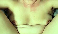 Мимики и пиърсинг на тялото в истинско аматьорско порно видео
