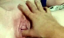 Une rousse amateur éjacule pendant le jeu anal