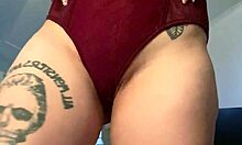 Татуирана момиче с тясно тяло се наслаждава на мастурбация и оргазъм