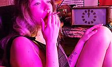 Tupakoiva siskopuoli tekee tuhmia kotitekoisessa tyttöystävänsä seksivideossa