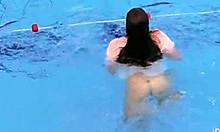 Кати Сорока, аматьорска тийнейджърка, показва космата си фигура под водата