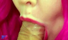 Pembe dudakları olan ve damlayan spermlerle duygusal bir oral seks
