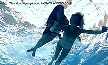 As garotas russas Clara Umora e Bajankina se entregam a uma ação subaquática quente