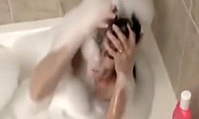 Amatöörivideossa punatukkainen kypsä milfi fetissi-suihkussa
