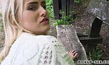 Češka lepotica Aisha se trdo nabija v velikem prostem