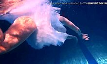 Busty tenåringer undervannseventyr med kjæresten sin