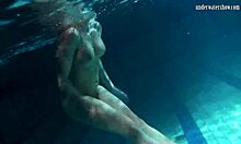 Aventura submarina de adolescentes tetonas con su novio
