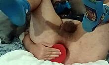 Een homostel verkent BDSM-spel met speeltjes en kuisheid